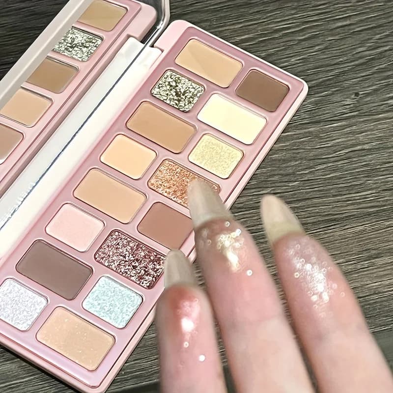 Palettes of 16 colors: matt and brilliant finish, soft tones from pink to brown, daily make-up appearance for evenings, long life