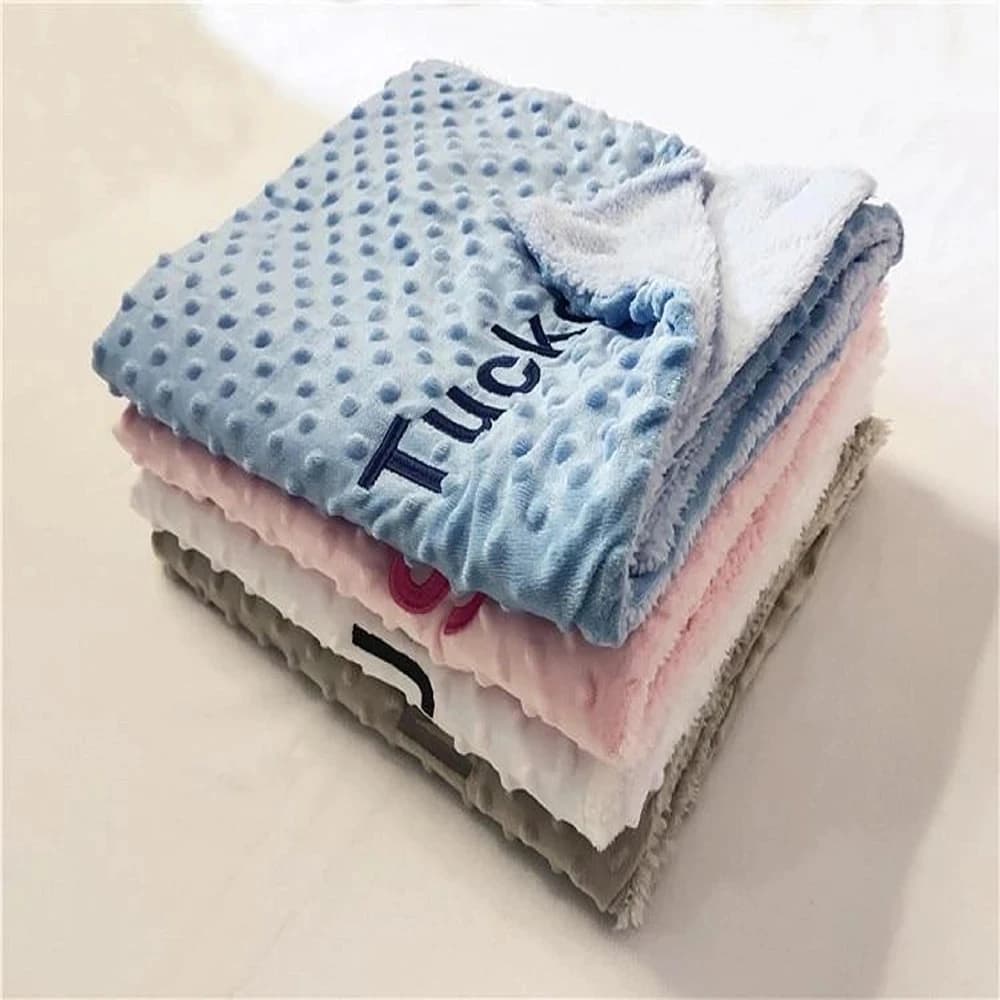 Coperta per dormire personalizzata per animali domestici nome ricamato accessori per animali domestici flanella di corallo fornitura per cani in pelliccia regali per cani nuovi per bambini