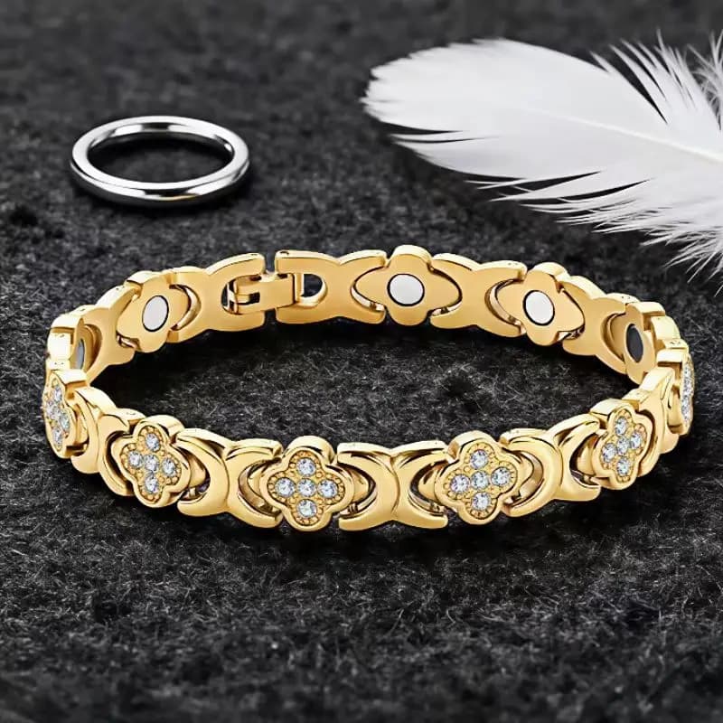 2026hot Popular Lucky Clover Alloy with Diamond Accents Single-Row Magnetic Bracelet – A Small-Scale, Retro, Couple’s Accessory.