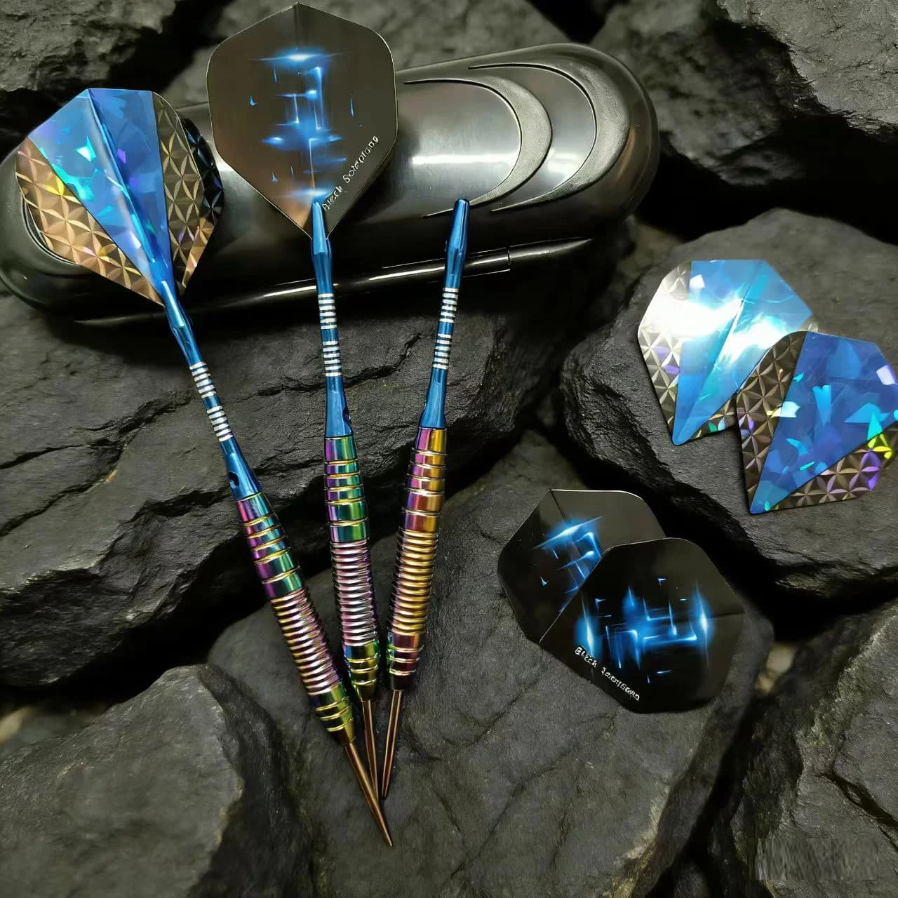 Set di freccette professionali da 23 g con punta in acciaio metallico Freccette a botte arcobaleno con 3 pezzi di voli per freccette extra Scatola di immagazzinaggio per freccette con albero in nylon