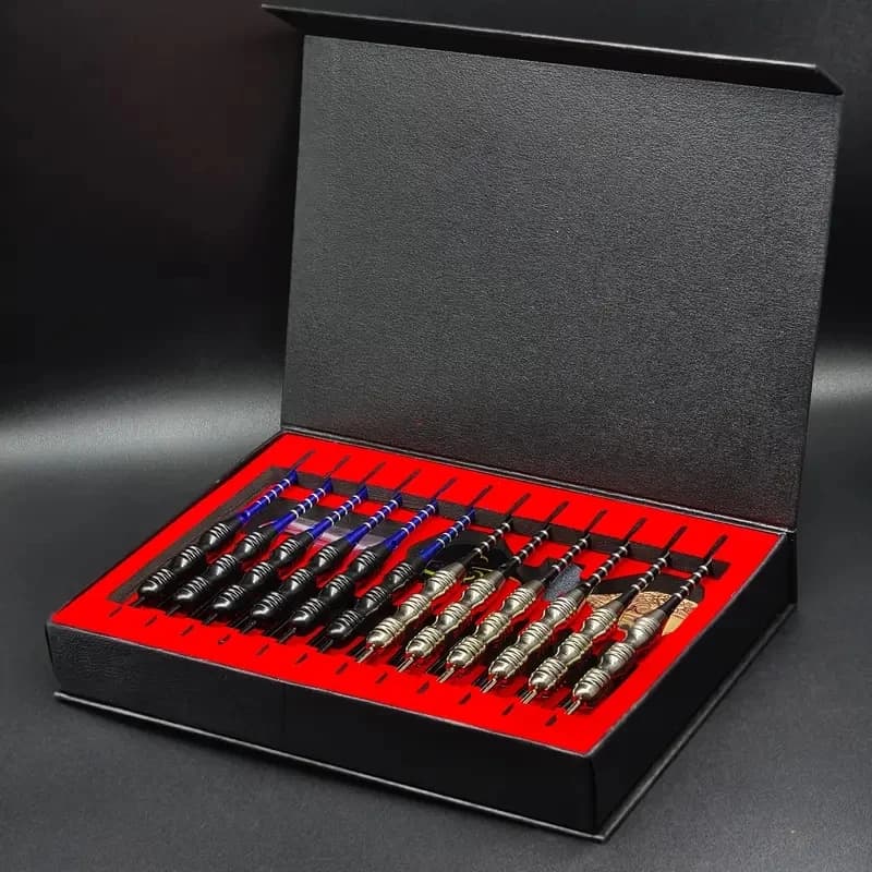 Set da 12 Pezzi di Punte in Acciaio per Freccette Dart Pro con Base in Ferro, Asta in Alluminio, Affilatore Extra per Freccette e Scatola con Pietra per Affilare