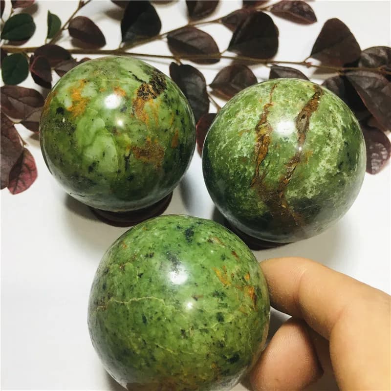 Sfere di pietra smeraldo di Madagascar in cristallo naturale da 5-6 cm per la decorazione domestica
