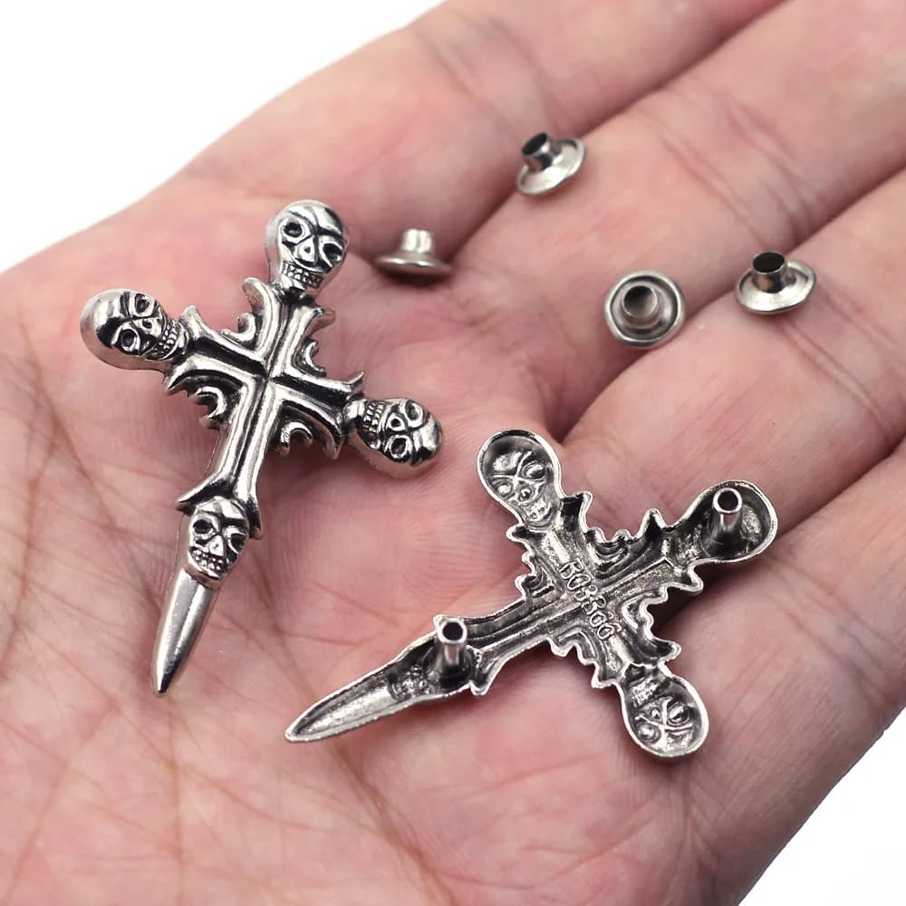 50 Set Borchie Punk Argento per Abbigliamento, Borse, Scarpe e Artigianato - Croce e Teschio 4.5x3.2cm (1 6/8"x1 2/8")