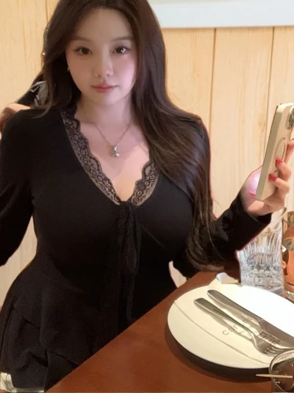 Korean Style Slim Fit Long Sleeve V-Neck Lace Patchwork Waist-Cinching Belly- Concealing Slimming Top for plus Size Women