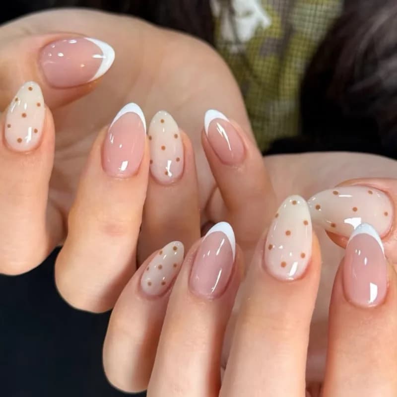 Decorazione per unghie a forma di mandorla per manicure. Semplice nail art bianca in stile francese con unghie artificiali.