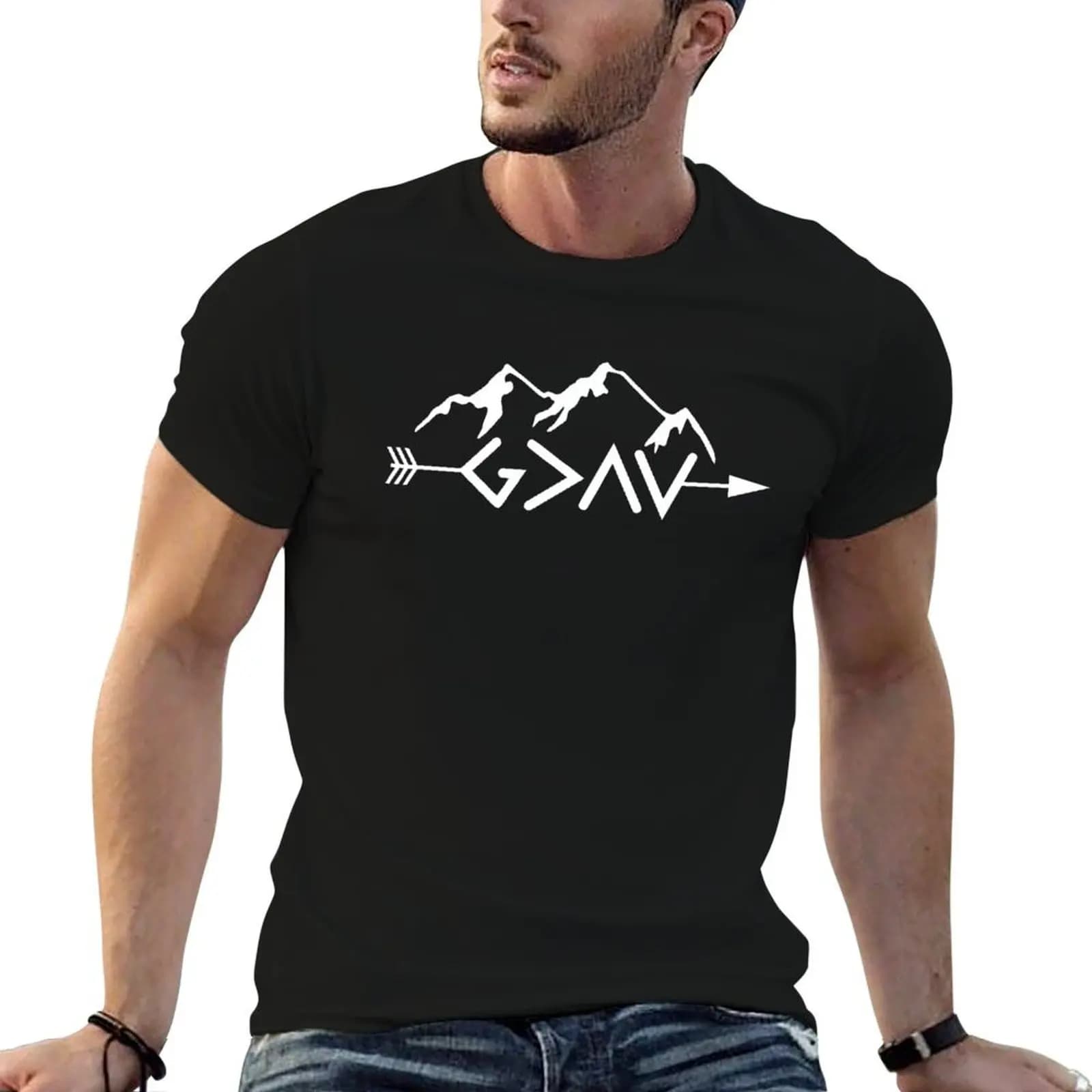 T-shirt God Is Greater Arrow Mountains, magliette divertenti, maglietta da uomo, maglietta casual da uomo, maglietta da uomo in cotone al 100%.