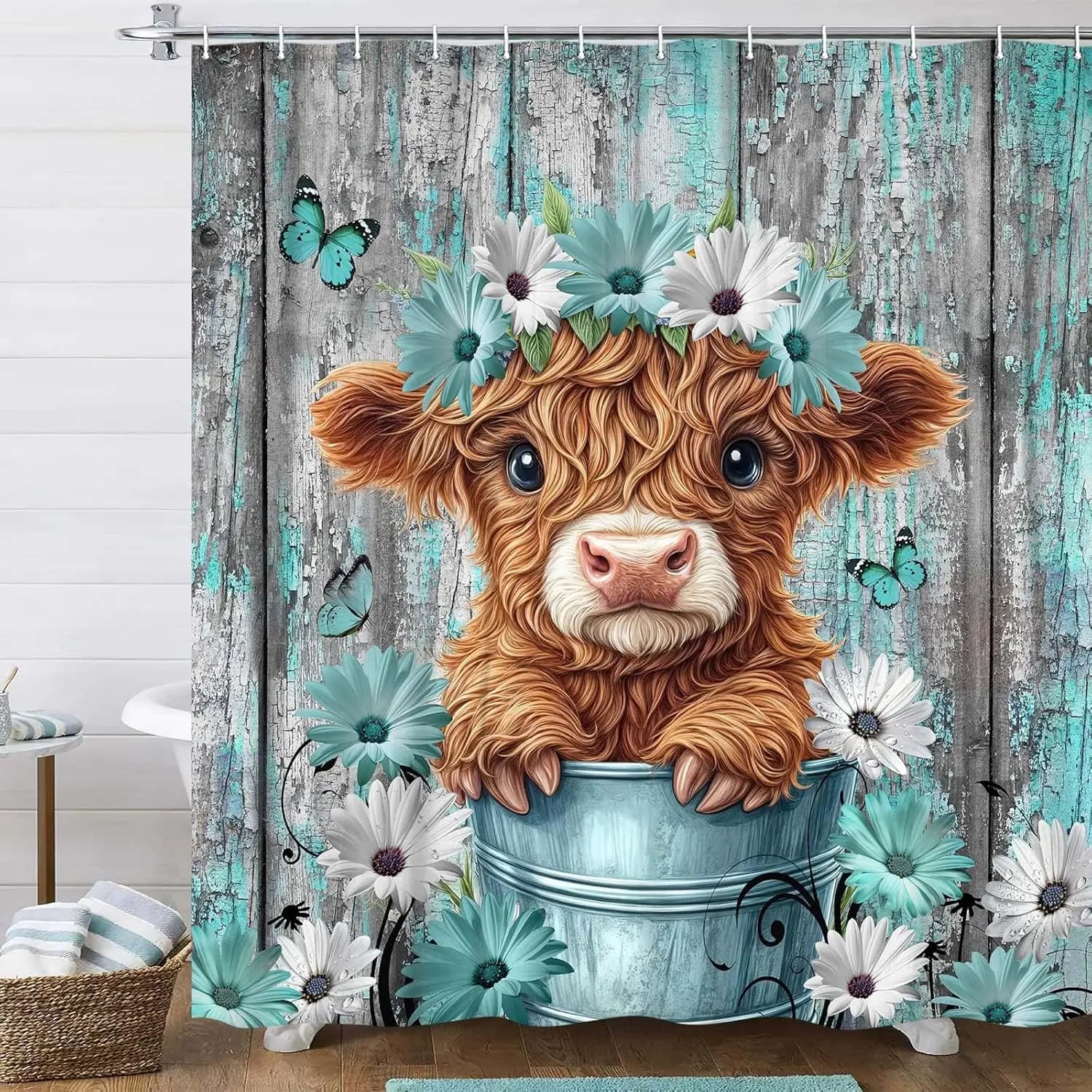 Divertente tenda da doccia con mucca delle Highland per l'arredamento del bagno, fiori floreali con margherite verde acqua e farfalla sul paese in legno