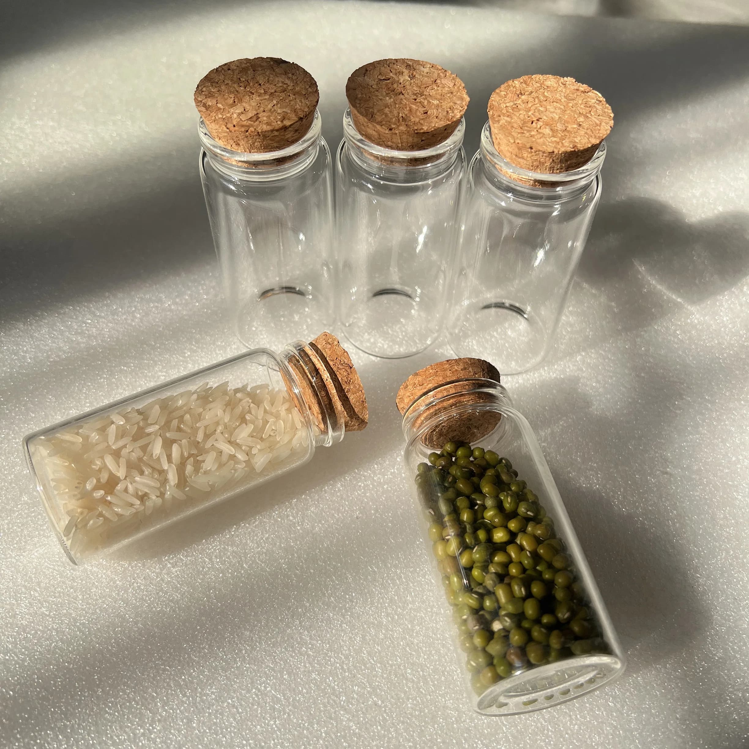 12 Pezzi Bottiglie di Vetro con Tappo in Sughero 60ml 26x37x80mm Barattoli di Vetro Vuoti per Conservazione Spezie in Cucina Contenitori per Fai da Te Mini Barattoli per Caramelle