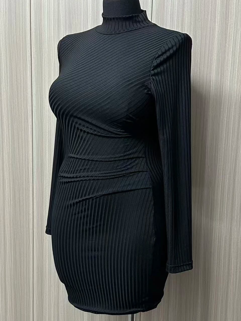 Abito lungo da donna in misto seta slim fit con collo alto, maniche lunghe, vita elasticizzata e design avvolgente, sexy e alla moda