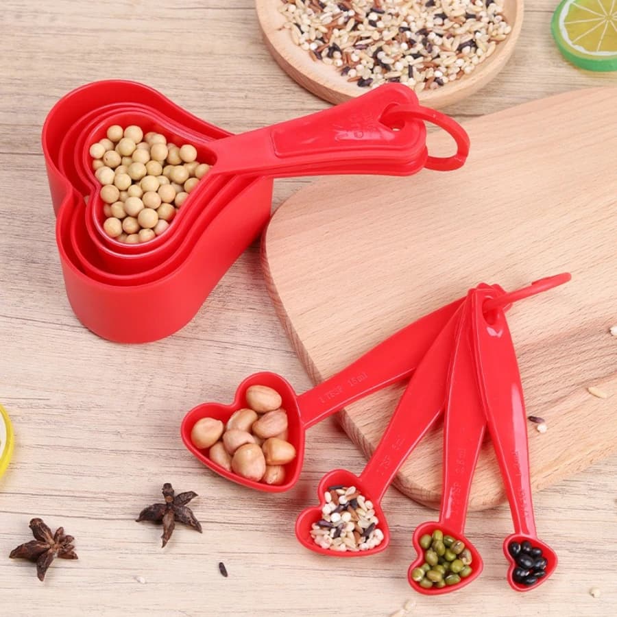 Set di otto misurini a forma di cuore in plastica con scala graduata, utensili da cucina per la cottura e la preparazione di dolci.