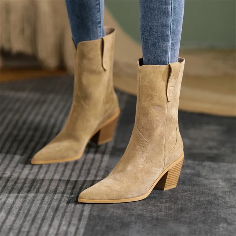 2022 Nuovo Autunno/Inverno Stivali da donna Punta a punta Tacco grosso Stivali corti Pelle scamosciata di mucca Stivali occidentali Scarpe per le donne Tacchi alti