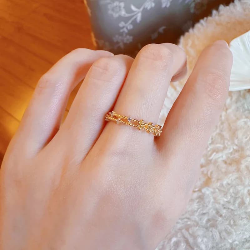 Anello fiore dorato con un temperamento bello e dolce, stile di lusso leggero da donna, anello per dito indice aperto di fascia alta, alla moda, squisito, versatile