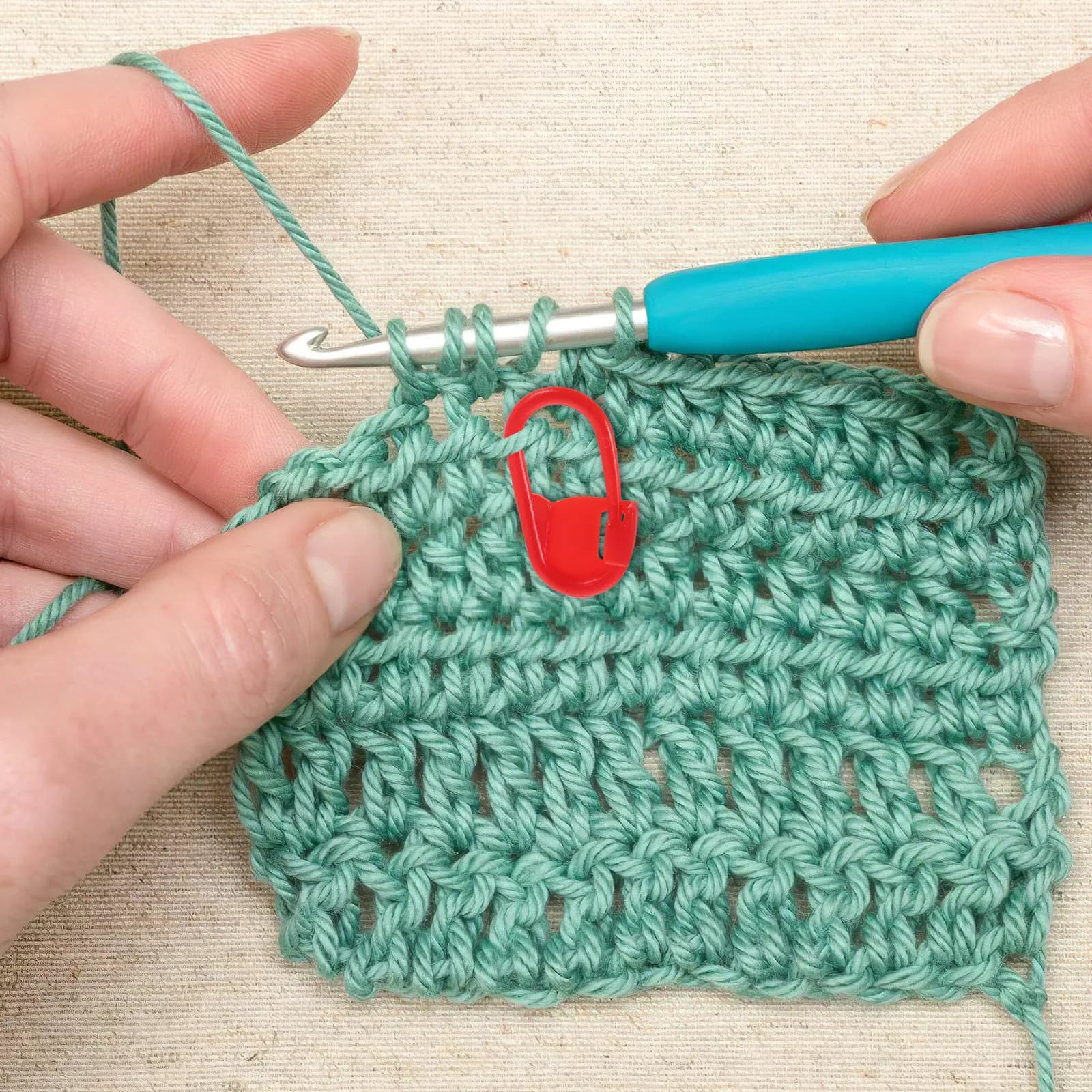 1000Pcs Plastic Stitch Markers Red 0.98x0.39x0.04 Inch Locking Crochet Stitch Buckles for Knitting Accessories Yarn Crafts