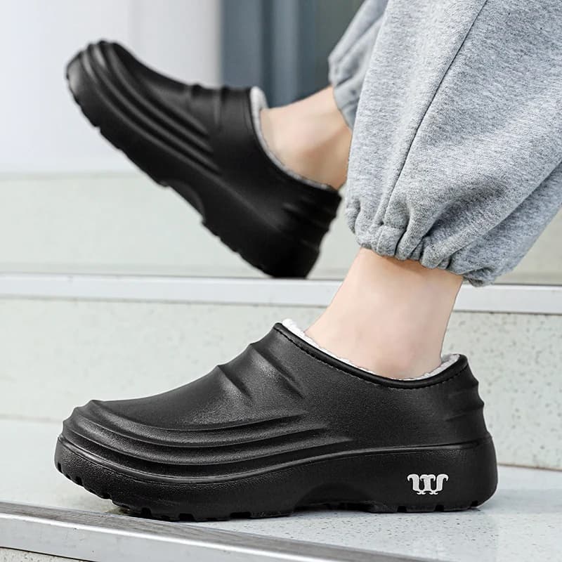 Un paio di scarpe autunnali e invernali in caldo velluto di cotone per uomo e donna in cucina, scarpe da cuoco da lavoro per ristorante, impermeabili e antiscivolo