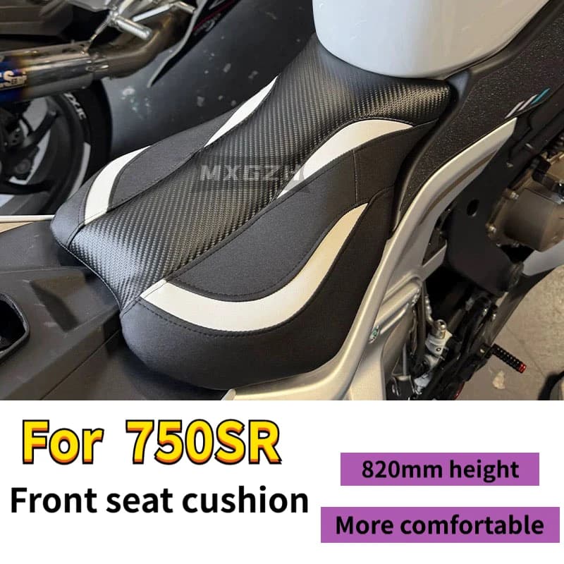 Per CFMOTO 750SR, il morbido cuscino del sedile della moto presenta una altezza di 820 mm e un cuscinetto ergonomico sostituibile.