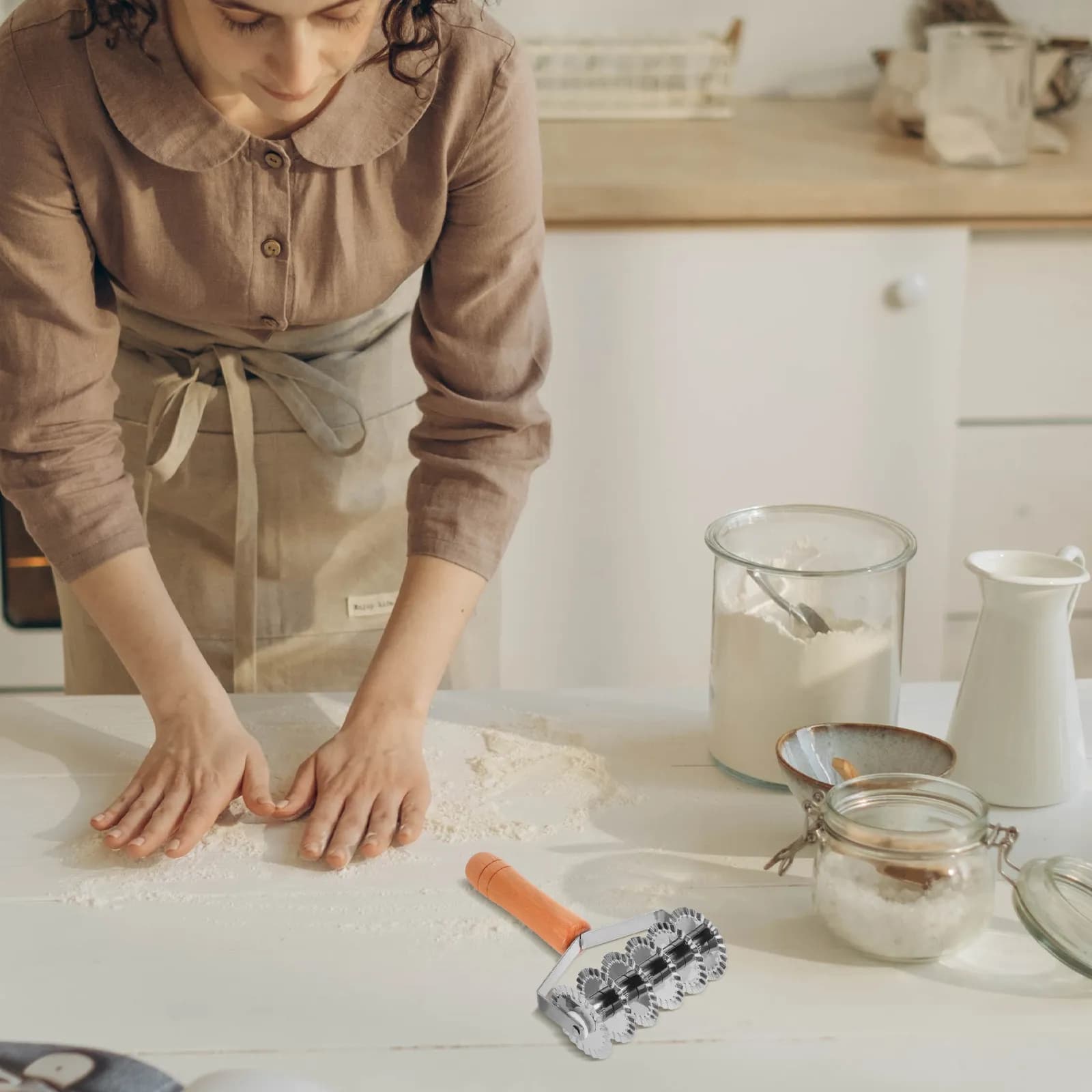 Tagliapasta in Acciaio Inox con Manico in Legno, Rullo a Reticolo per Tagliare la Pasta, Affettatrice Manuale Ergonomica per Cucina e Pasticceria