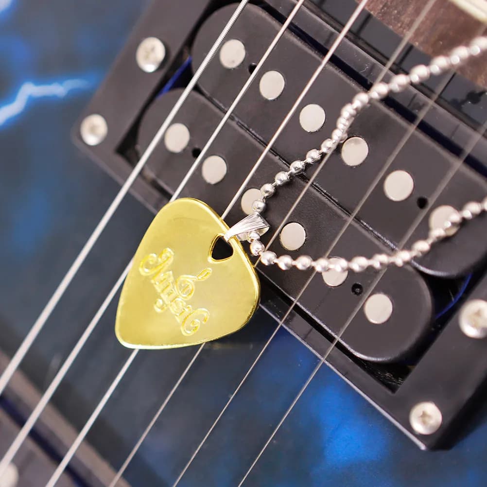 1Pcs Zinc Alloy Ultra-Thin Lightweight Metal Guitar Pick for Beginners Professional Tone Smooth Edges Ergonomic Design Guitar