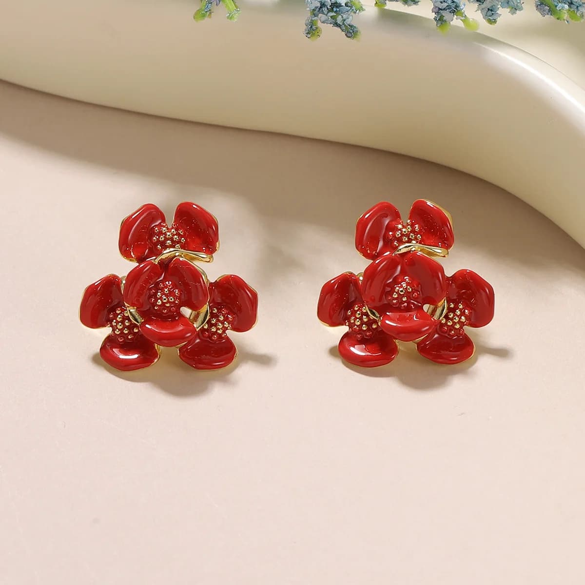 Orecchini a Forma di Petalo di Fiore Rosso di Tendenza per Donne - Eleganti Borchie Floreali Placcate in Oro 18K - Regalo di Moda per Feste e Uso Quotidiano
