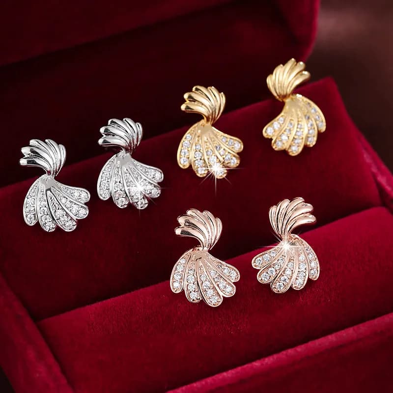 New light luxury, high sense, simple fashion shell personality design and temperament earrings