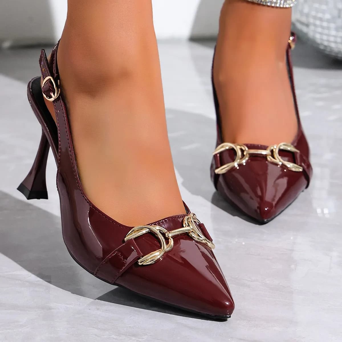 Sandali con tacco alto da donna 2026, nuovi arrivi primaverili, versione coreana, tacco sottile, punta affusolata, modello Baotou, alla moda