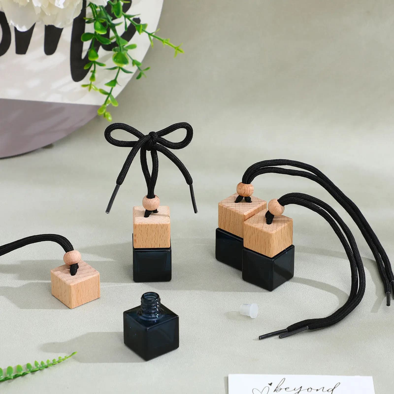 10 Pezzi Diffusore di Oli Essenziali per Auto, Bottiglia in Vetro con Pendente in Legno da Appendere allo Specchietto Retrovisore, Decorazione per Auto