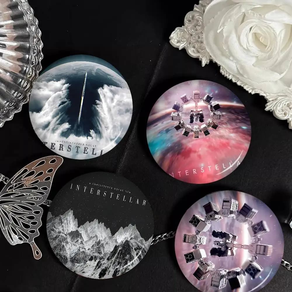 Spilla da bavero I-Interstellar, stile classico Sci-Fi, a tema film e anime, con design simpatico cartone animato, accessorio regalo per giacche e jeans