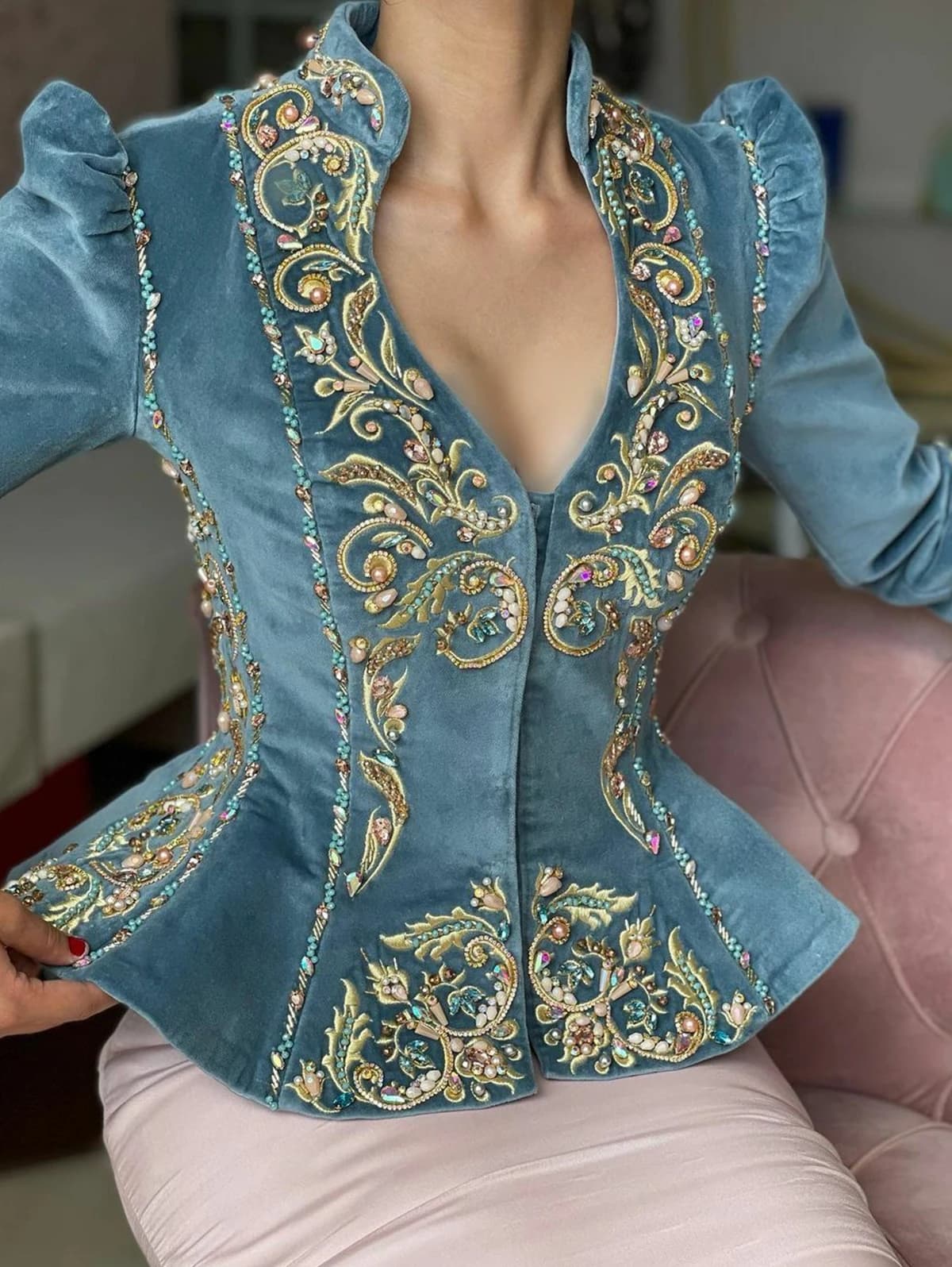 Top da donna eleganti ed eleganti ricamati floreali con scollo a V profondo, vita sottile, design a maniche lunghe, camicetta asimmetrica in velluto vintage