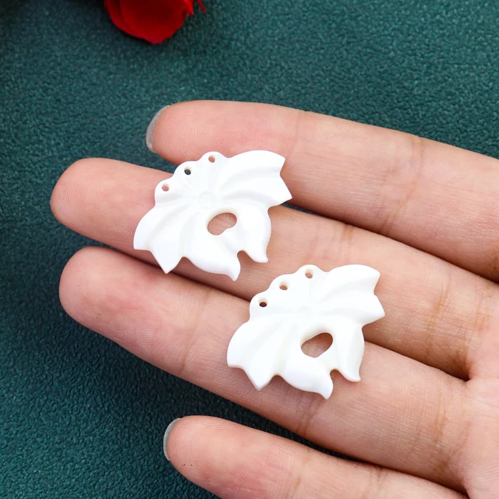 Ciondoli a forma di fiore di loto conchiglia bianca Ciondolo in madreperla Buddismo Collana fai da te Orecchino Spilla Flatback Tornante Ricerca di gioielli