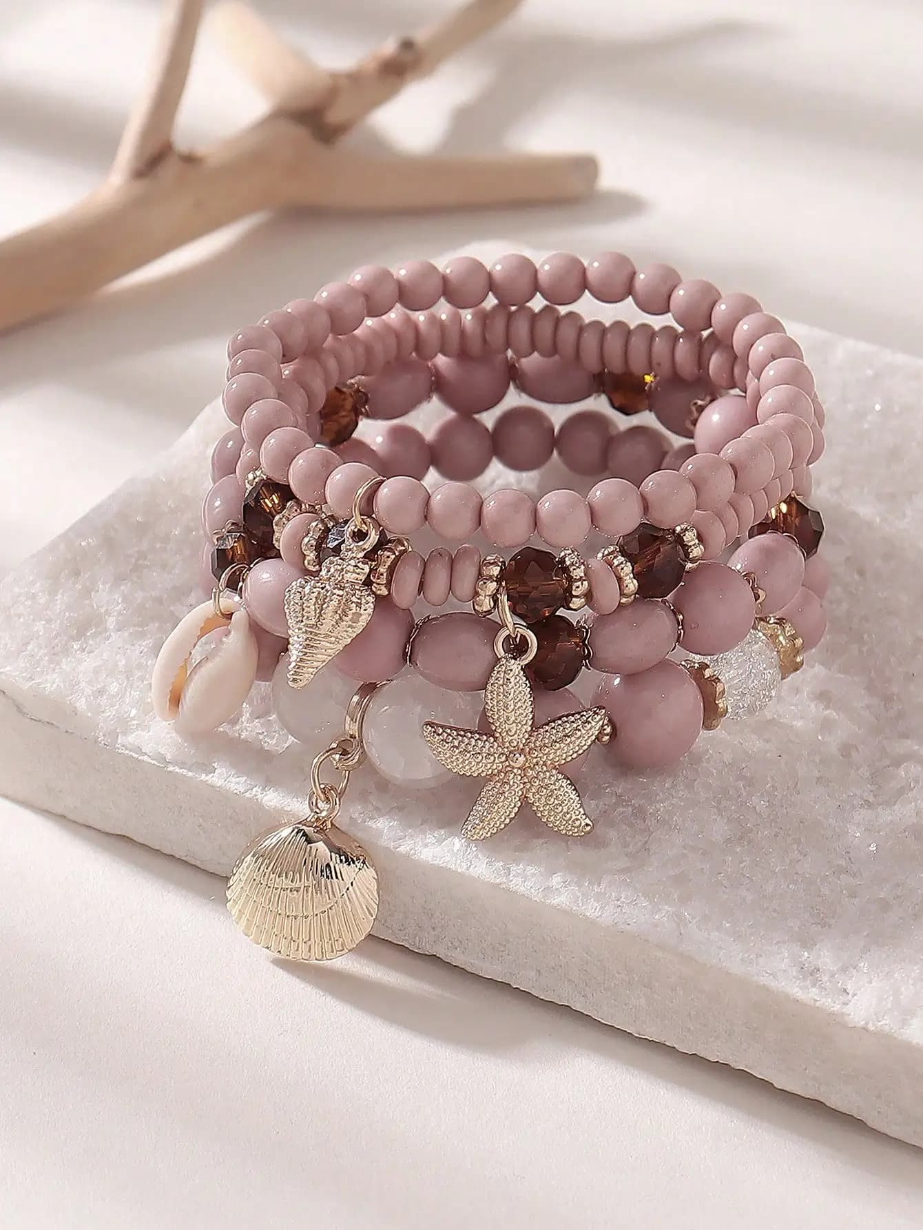 Set di 4 braccialetti a strati con perline e ciondoli a forma di stella marina e conchiglia, rosa antico per un look casual da spiaggia