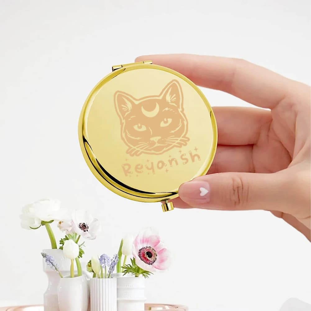 Specchietto Tascabile Personalizzato con Testo e Nome, Design Gatto Cartoonesco, Specchio per Trucco, Regalo per Matrimoni e Feste