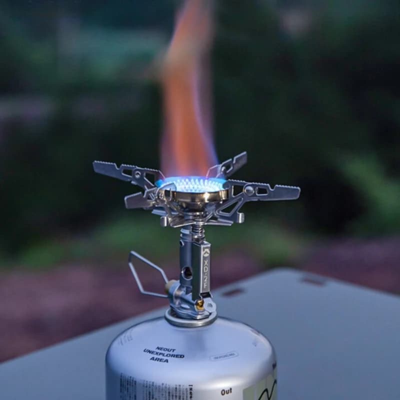 Fornello a Gas da Esterno XD-2F con Design Integrato Stabilizzatore di Pressione, Testa del Fornello Antivento a Gas Piatto con Treppiede Rimovibile per Campeggio