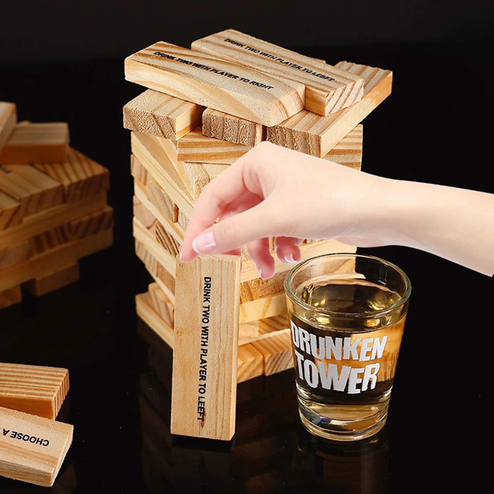 Set di giochi per bere impilabili in legno con 60 blocchi di sfida stampati + 4 bicchierini per giochi di società per adulti 2-4 giocatori