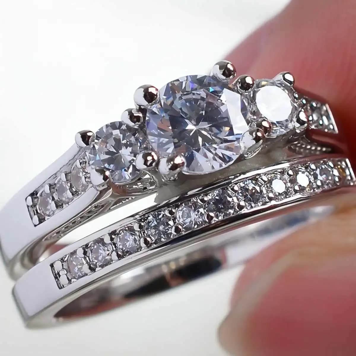 Anello dal Design Vintage di Nicchia, Gioiello Impilabile con Zirconi a Quattro Punte, Sensazione di Lusso Leggero ed Eleganza Raffinata, Regalo per Fidanzata o Migliore Amica