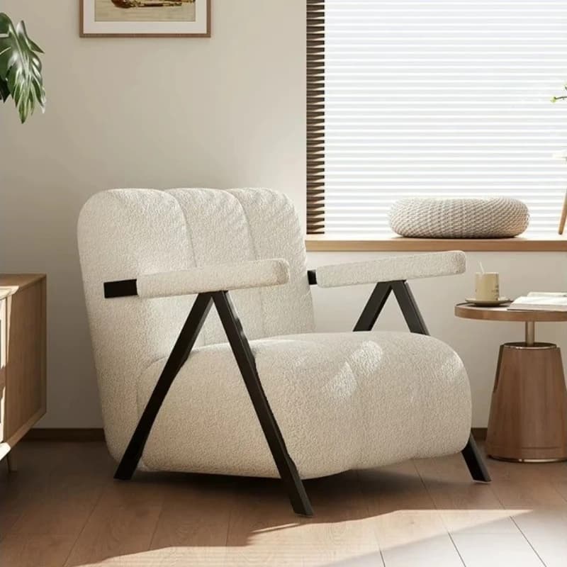 Poltrona singola casual moderna color crema, impermeabile ed ecologica, con gambe in legno massello e metallo, adatta per il soggiorno