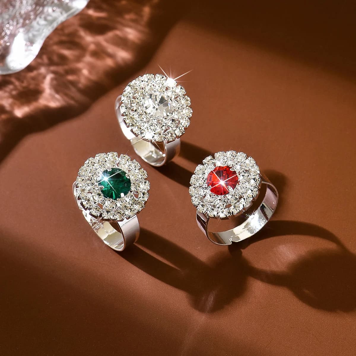 Anello a forma di girasole in stile Hepburn con anello colorato, pietra principale a tre colori opzionale, abito da sera da donna, lusso discreto.