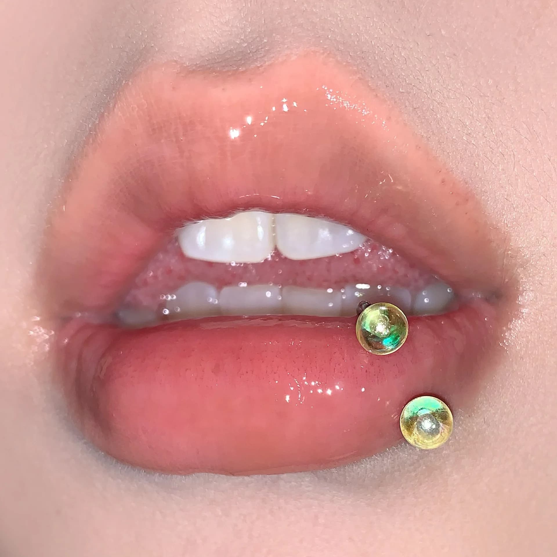 Accessorio per piercing da festa per ragazza piccante con piccola lampadina laser iridescente acrilico alla moda e personalizzato