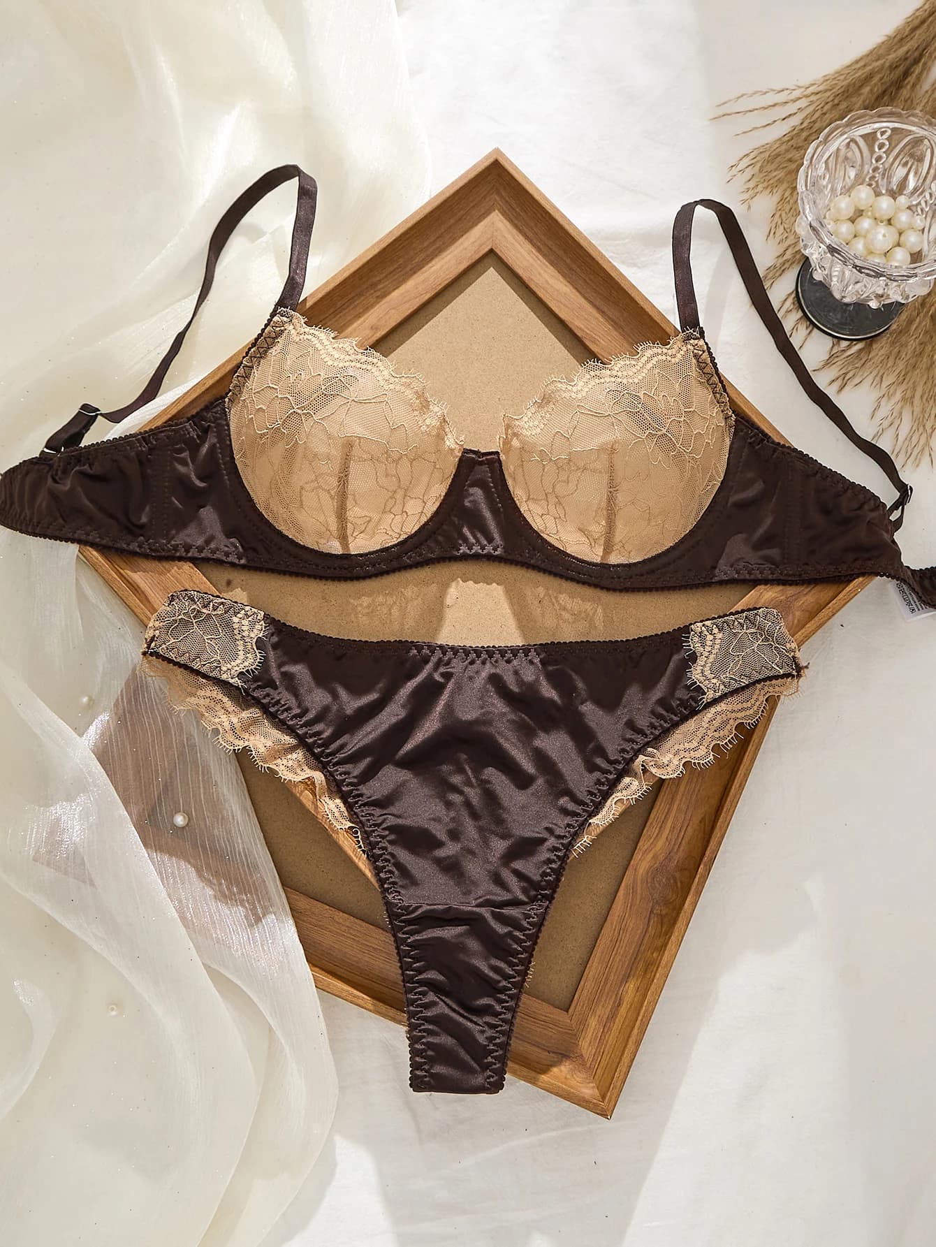 Set di Lingerie Sexy con Ricami Floreali in Pizzo per Donne, Reggiseno Ultra Sottile e Traspirante con Decorazione a Bottoni, Intimo Francese con Perizoma