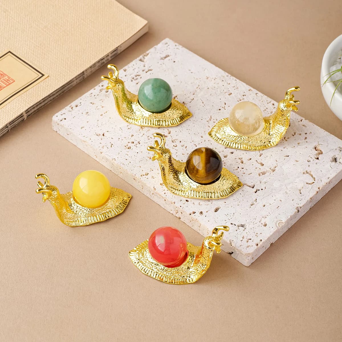 1 pezzo di occhio di tigre naturale, sfera di cristallo, decorazione con pietre preziose di lumaca, delicato ornamento da scrivania per la casa, regalo ideale per Natale, San Valentino