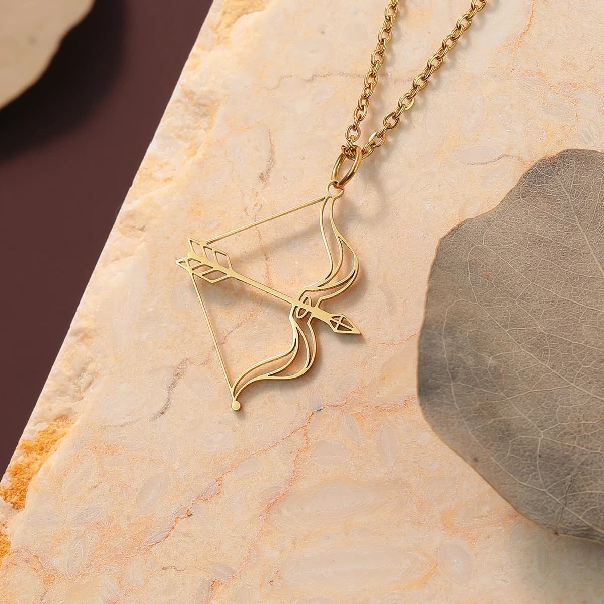 CHENGXUN Collana con ciondolo a forma di freccia Gioielli zodiacali Sagittario Collana minimalista Regalo per la sua collana con fiocco Regalo per la mamma