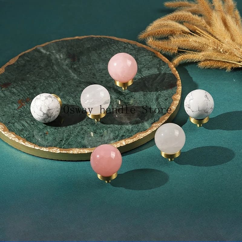 Maniglia per porta dell'armadio a foro singolo in cristallo naturale di lusso leggero francese, maniglia per cassetto a sfera rotonda in ottone semplice decorativo