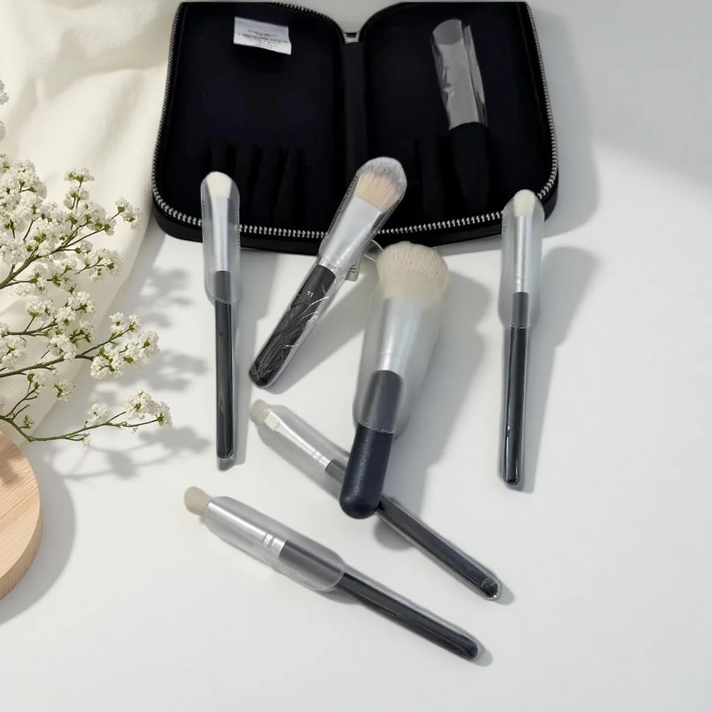 Set di Pennelli da Viaggio di Lusso per il Trucco, Include Pennello per Fondotinta, Pennello per Blush, Pennello per Ombretto e Pennello per Eyeliner. Strumenti per il trucco.