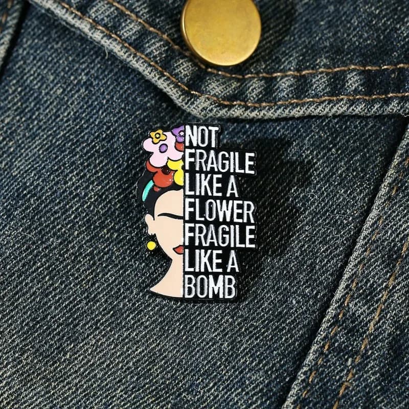 Spilla con lettera inglese creativa NON FRAGILE LIKEA FLOR FRAGILE LIKEA BOMB Badge Spilla per borsa per abbigliamento versatile alla moda