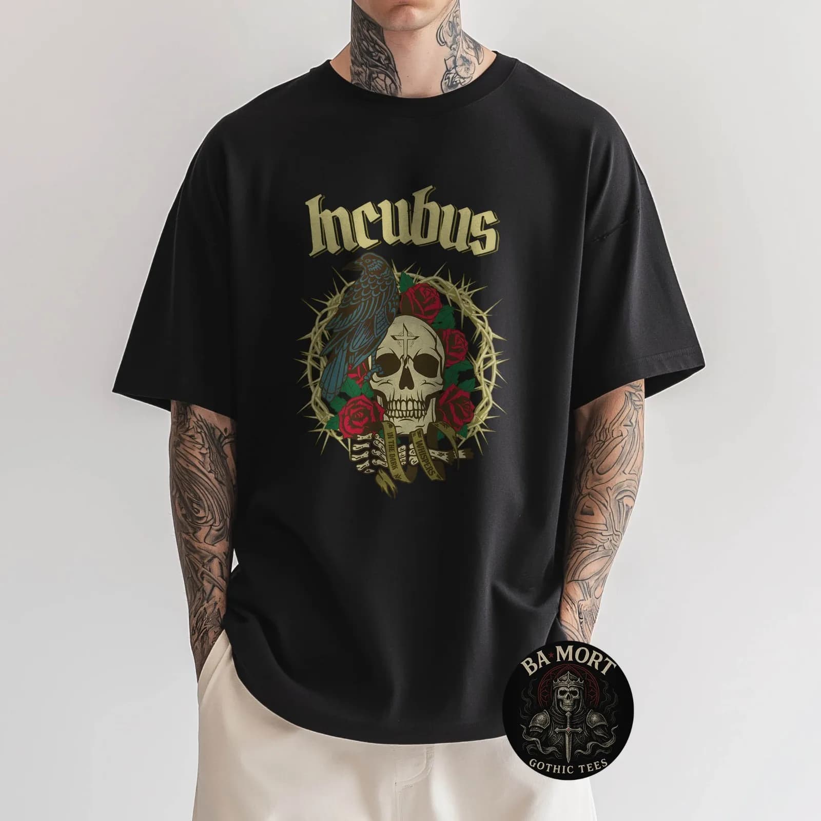 T-shirt horror con teschio di corvo scuro, rose e spine