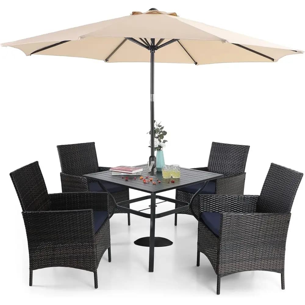 Set da pranzo da esterno in 5 pezzi con ombrellone beige, sedie in rattan e cuscini per patio, veranda o bordo piscina