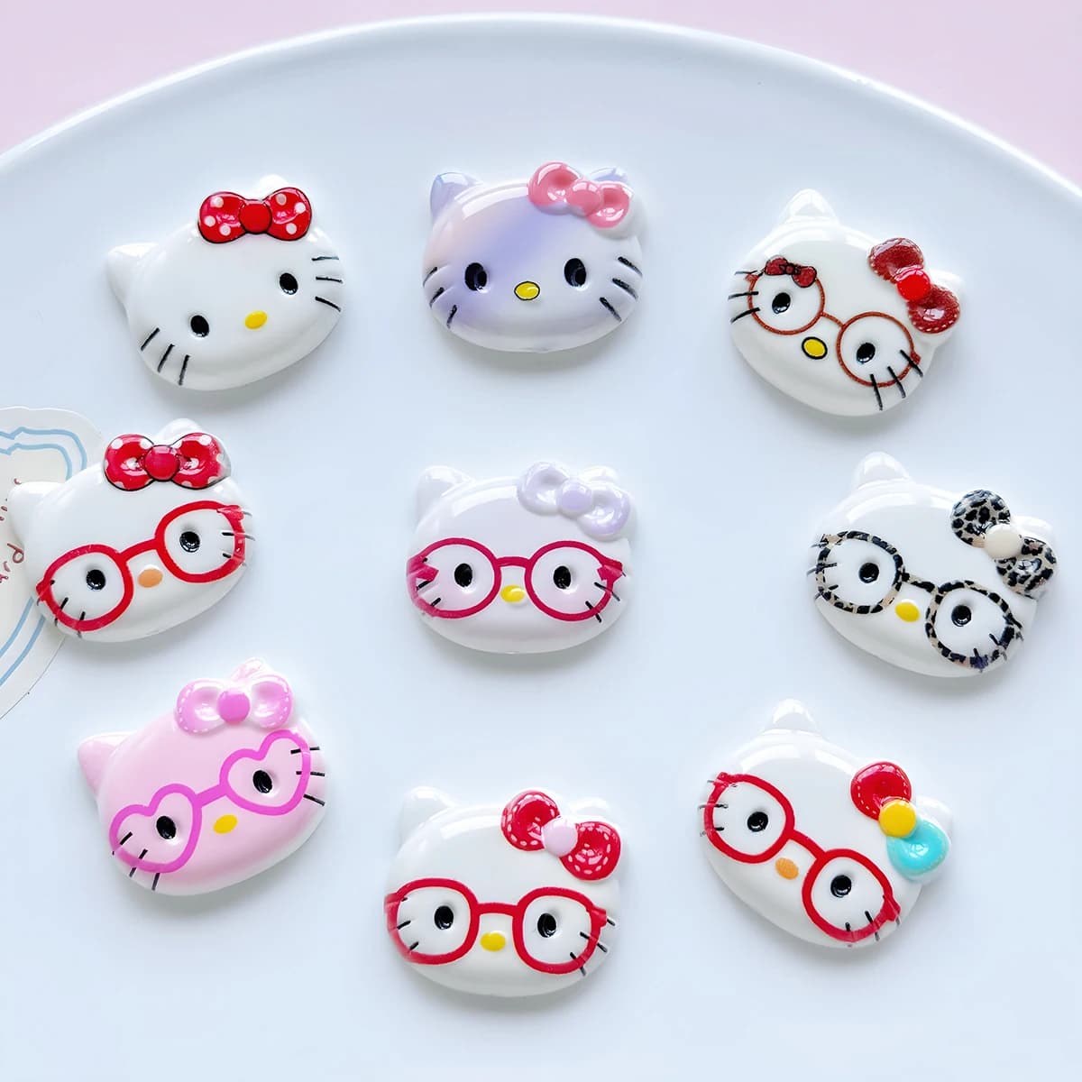 10 Pezzi Accessori in Resina Sanrio KT Cat per Fai da Te: Custodie per Telefono, Fermagli per Capelli, Scarpe con Foro, Portachiavi