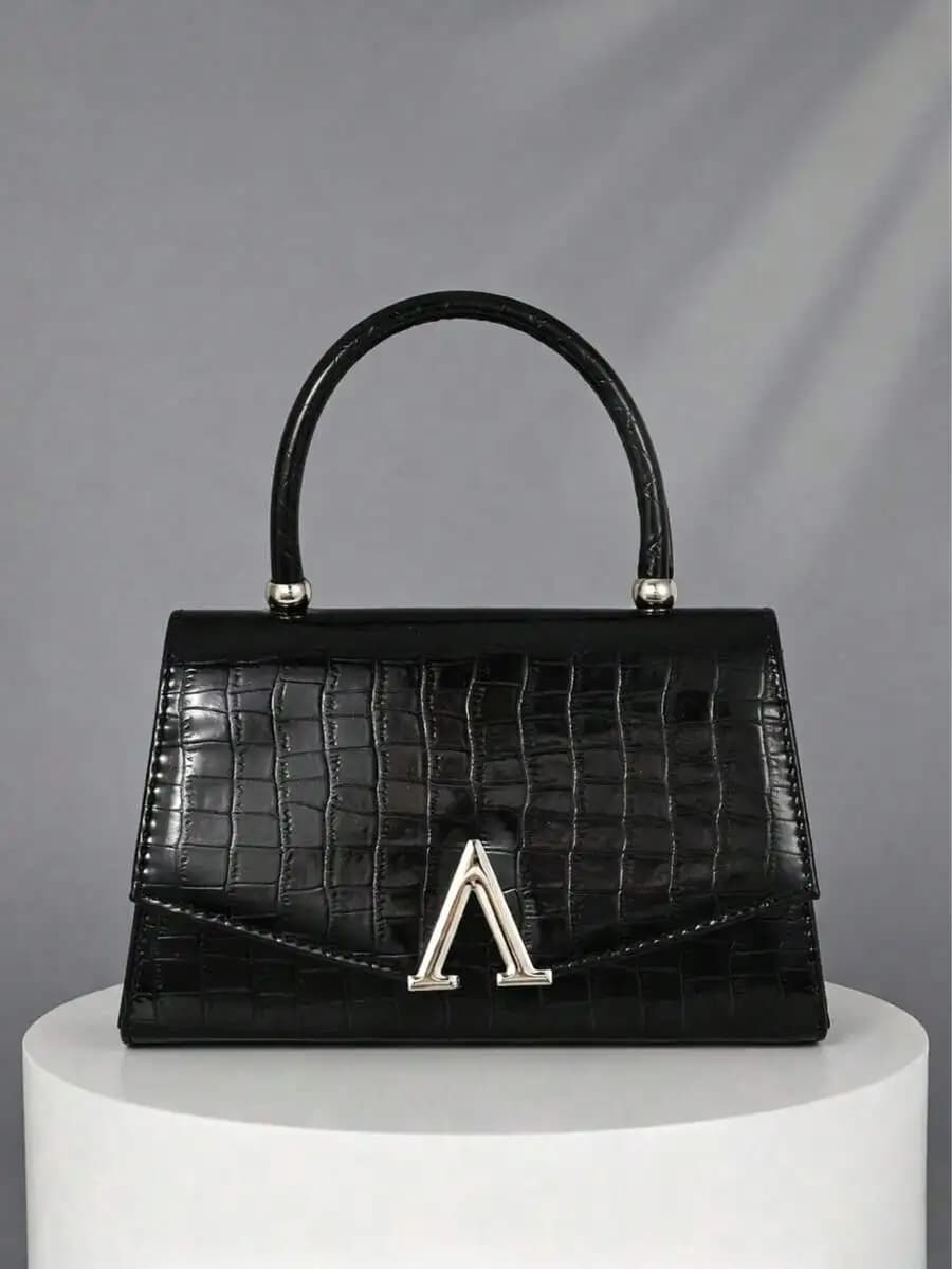 Borsa a mano con struttura effetto coccodrillo nero e logo in metallo, pochette per serate formali