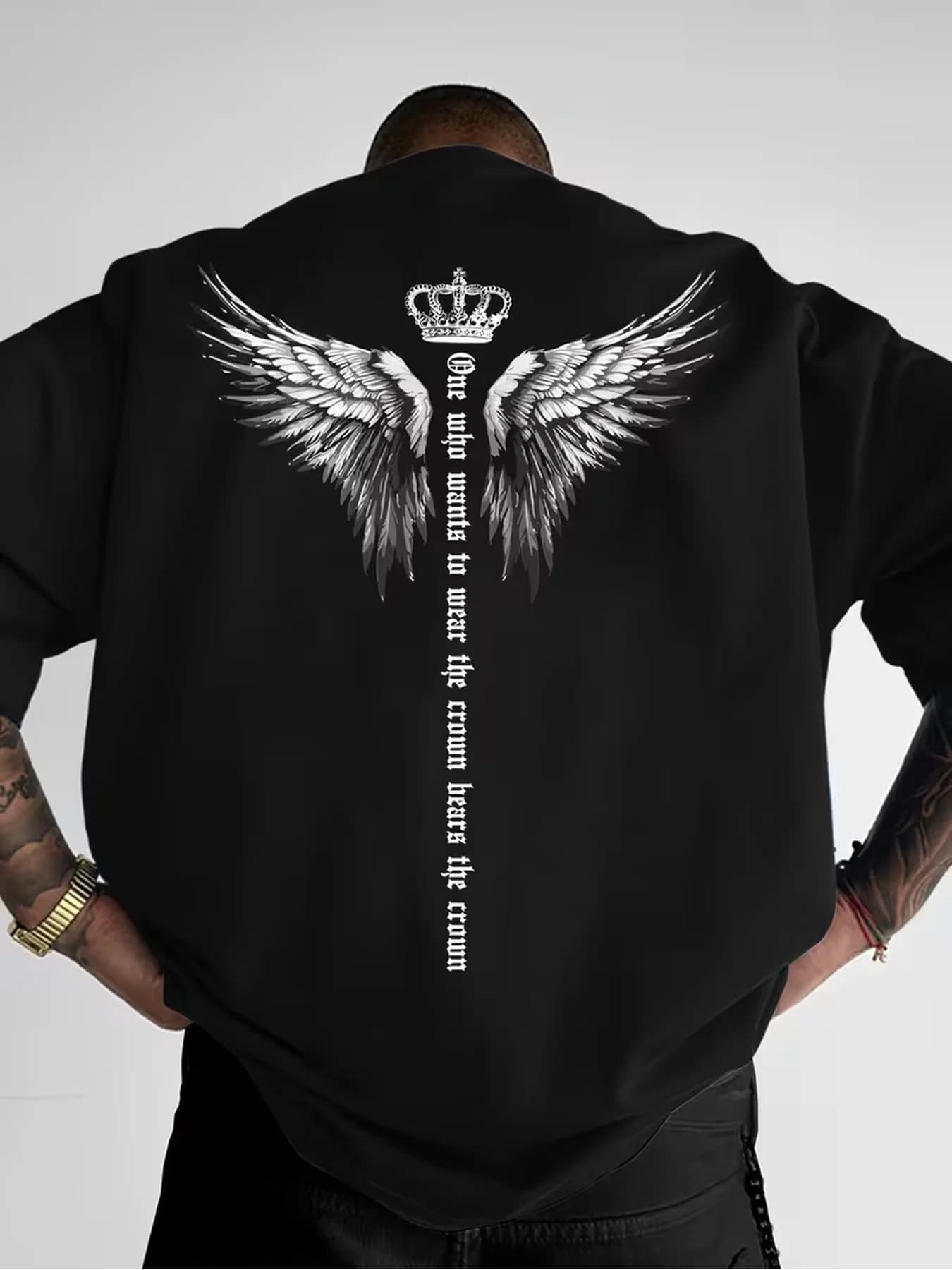 T-shirt Urban Streetwear con Corona di Ali Audaci e Citazione Verticale Ispirazionale, 100% Cotone, da Uomo, per Uscite Estive Quotidiane