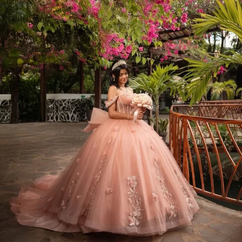 Abito Quinceanera arancione chiaro con spalle scoperte Decalcomania fiore 3D in cristallo di pizzo Coda lunga Fiocco abiti da 15 Quinceanera Personalizza