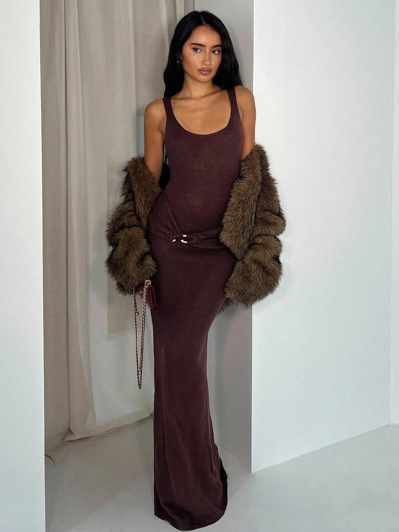 Elegante Abito Lungo Aderente in Maglia Marrone Cioccolato con Cintura Finta, Sexy Vestito da Festa