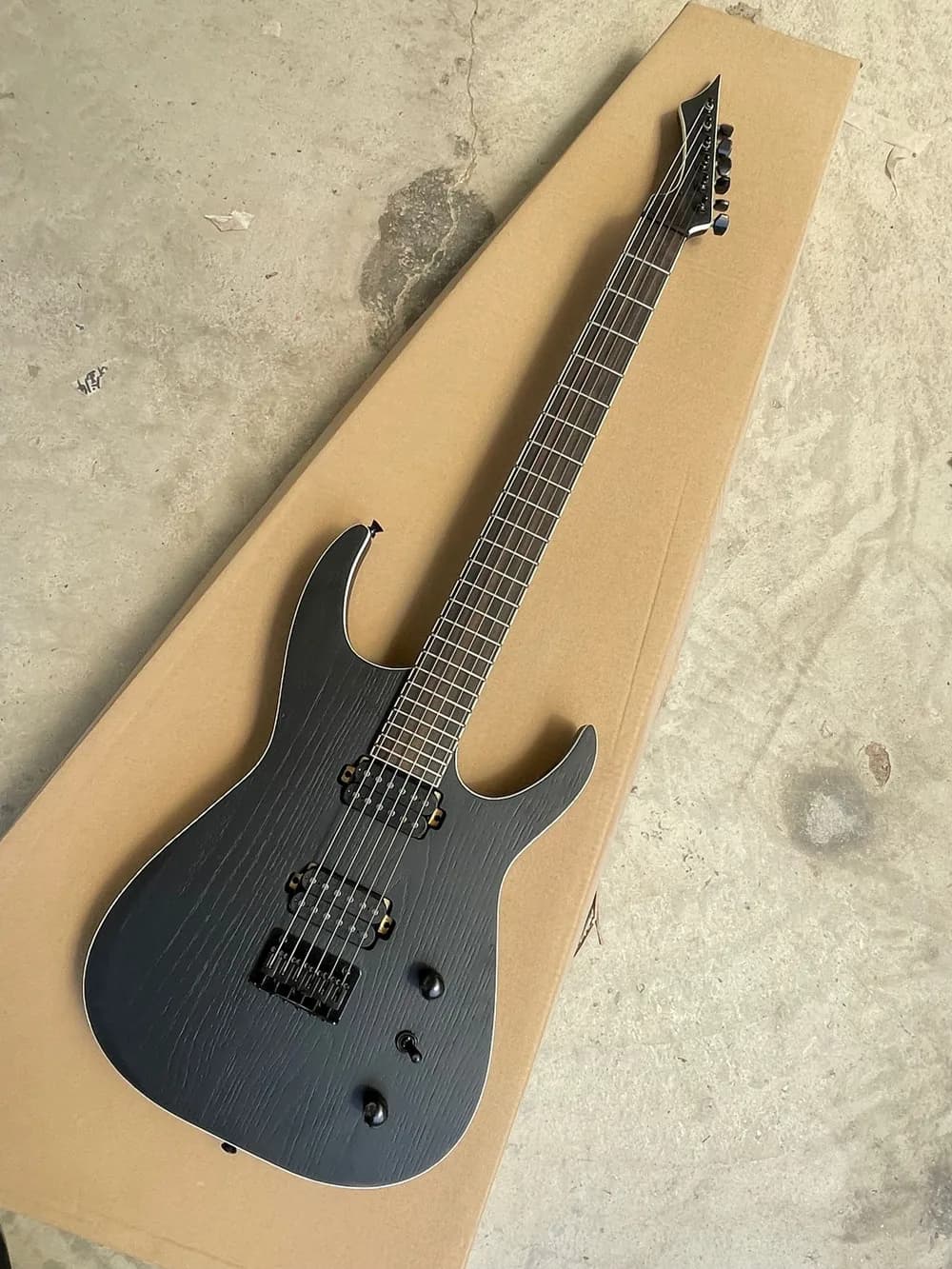 Chitarra elettrica a 6 corde con hardware nero, tastiera in palissandro, fornisce un servizio personalizzato